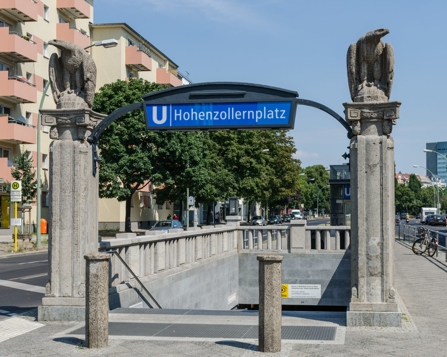 U3 Denkmalgeschützter Eingang des U-Bahnhofs Hohenzollernplatz: Die Steinadler stammen vom deutschen Bildhauer Robert Korn. 
