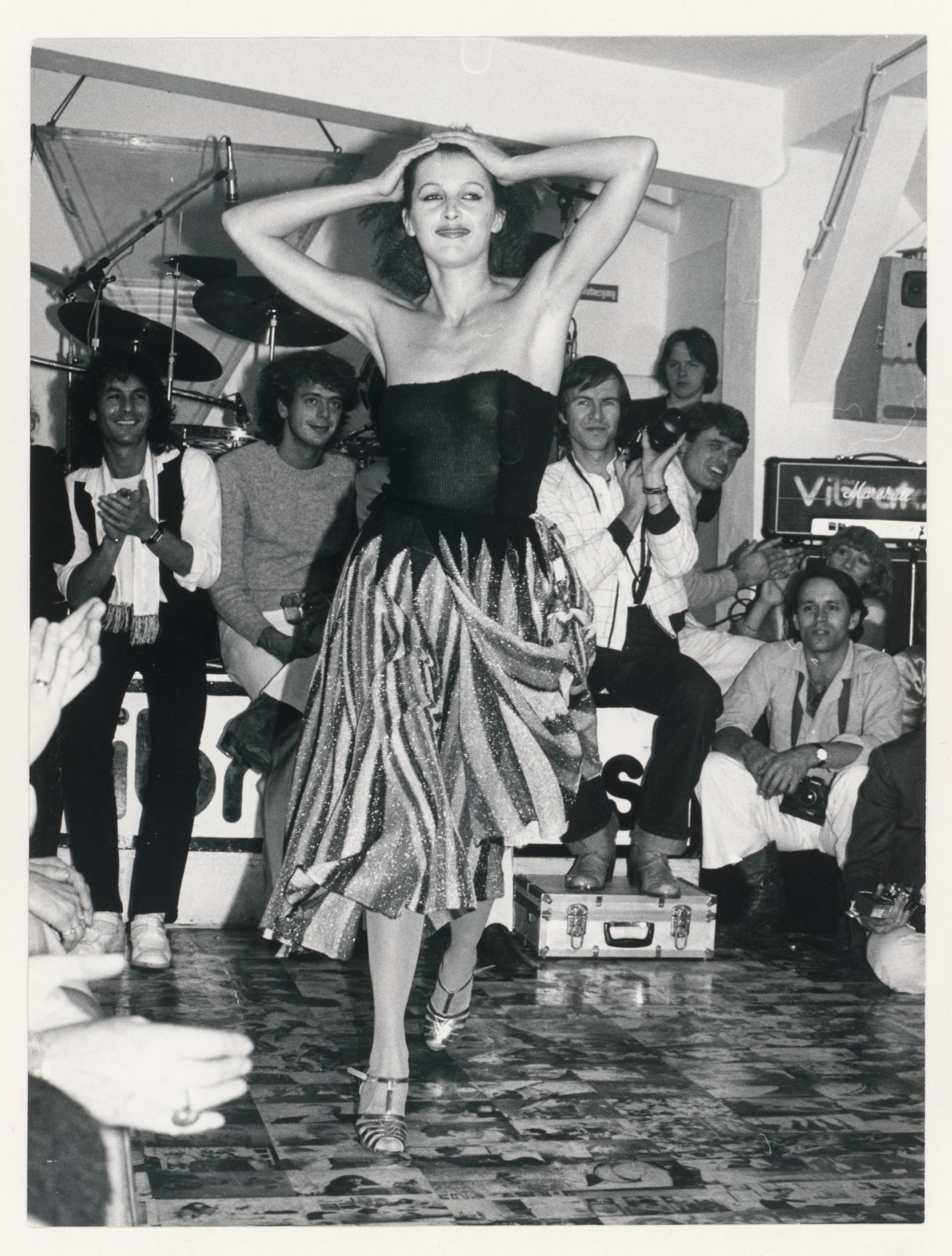 Rich Richter, Ohne Titel (Jenny Capitain in Claudia Skoda, Modenschau Pablo Picasso, fabrikneu), Silbergelatine-Vintageprint, 1977, © Rich Richter