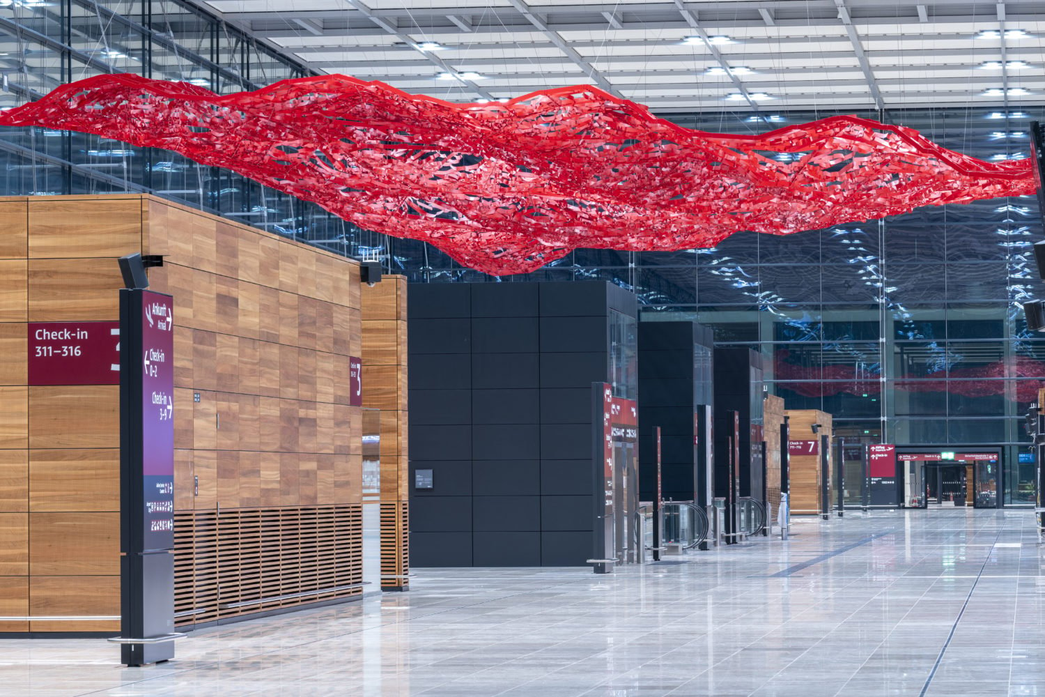 "The Magic Carpet" schwebt über allem – ein Stück Kunst am BER: Foto: Günter Wicker/ Flughafen Berlin Brandenburg GmbH