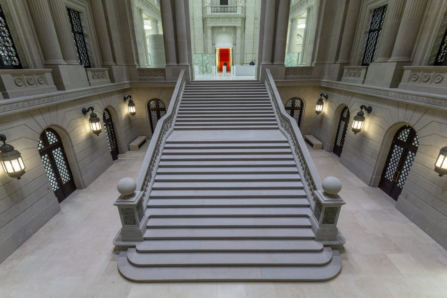 Hinten schimmert rötlich die Treppe zum Lesesaal. Foto: Staatsbibliothek zu Berlin - PK