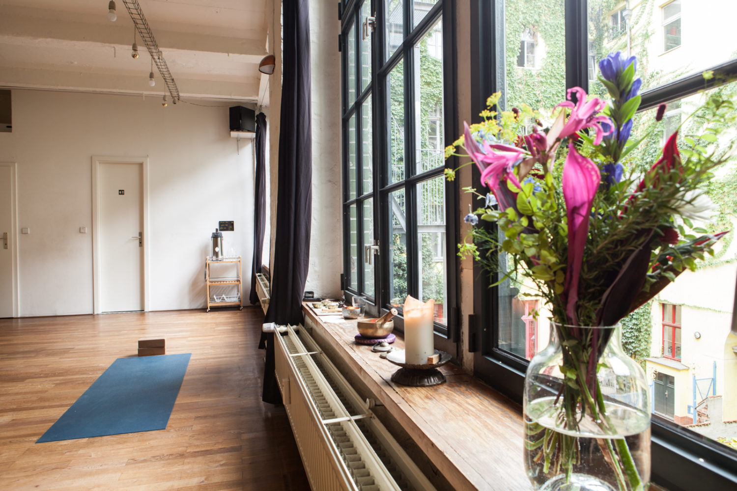Es wird noch eine Weile dauern bis im "Gelben Raum" in Kreuzberg wieder Yoga-Kurse stattfinden dürfen.