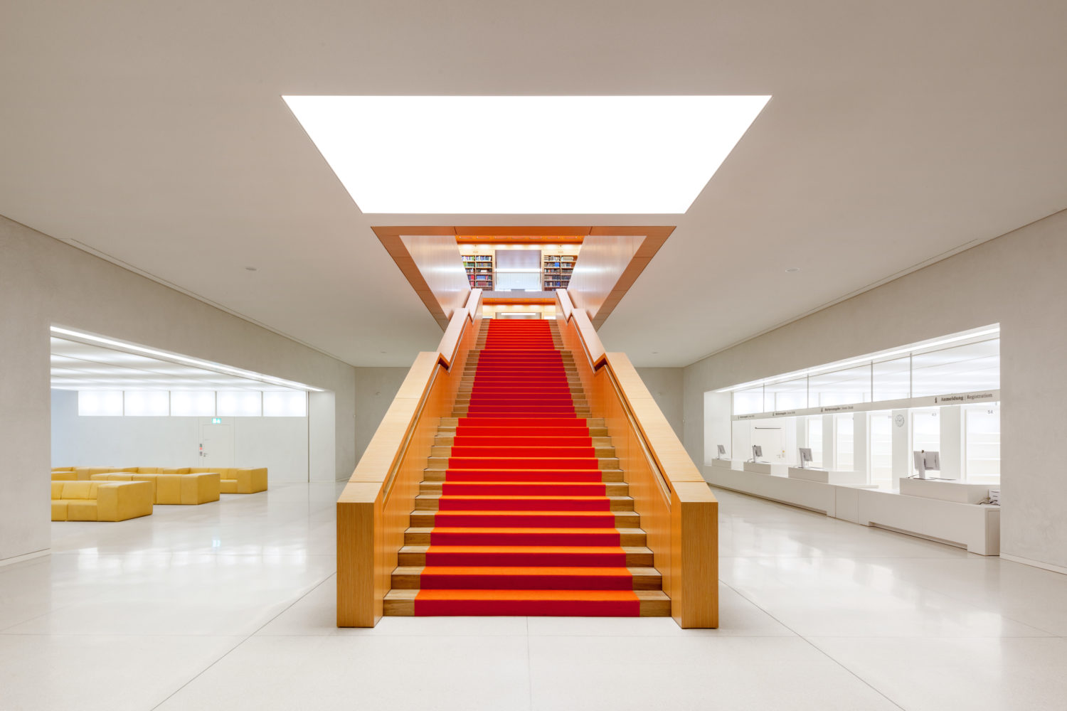Treppe zum Lesesaal. Der Neubau ist seit 2013 fertig, das Haus rundherum ist endlich saniert. Staatsbibliothek zu Berlin - PK, J. F. Müller
