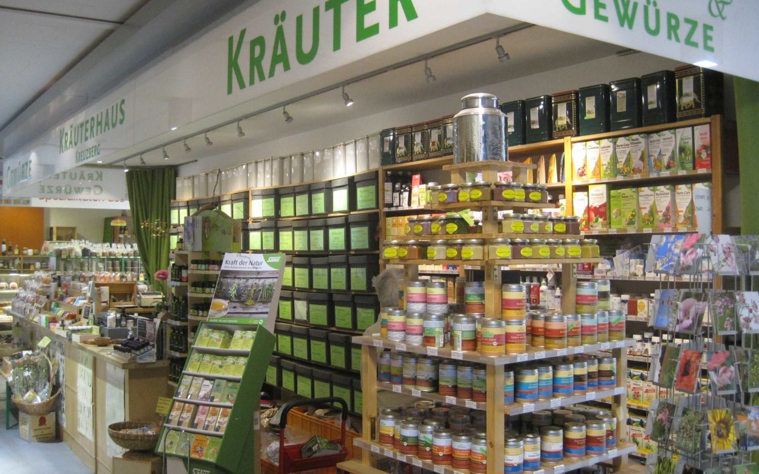 Im Kräuterhaus gibt es auch Produkte von Berliner Gewürzmanufakturen zu kaufen. Foto: Berits Herzer