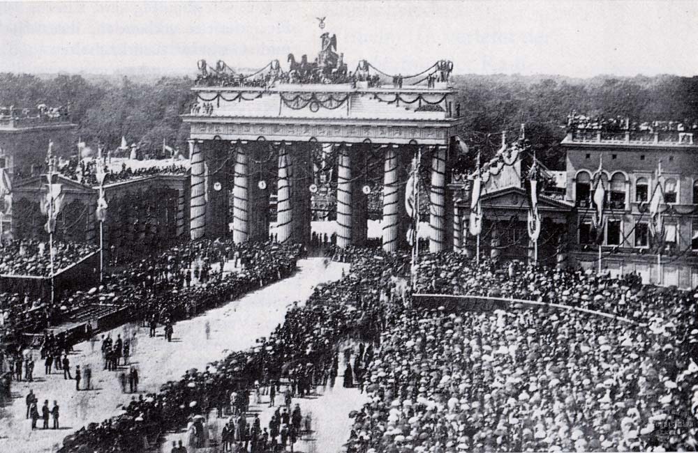 Die preußischen Truppen ziehen nach dem deutsch-französischen Krieg 1871 durch das Brandenburger Tor. Foto: Gemeinfrei