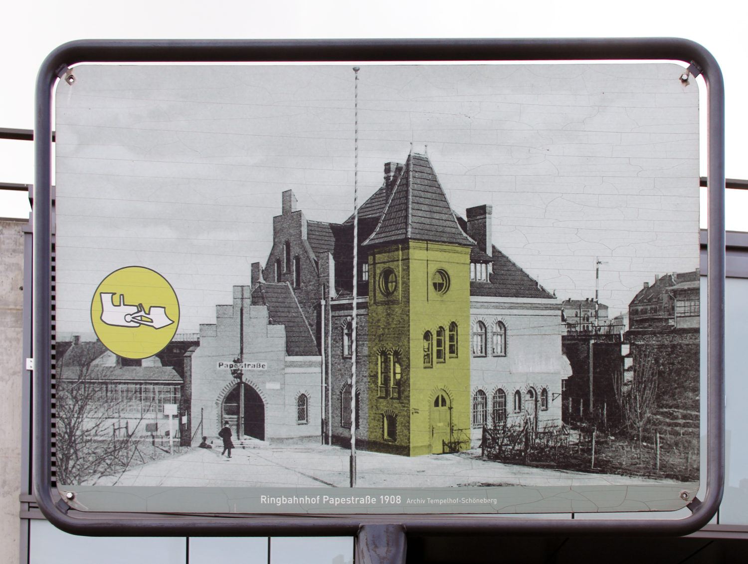 Am Bahnhof Südkreuz erinnern Tafeln an den früheren Bahnhof Papestraße. Gelb hervorgehoben ist der Uhrturm der Ringbahnstation. Foto: Wikimedia/OTFW, Berlin/CC BY-SA 3.0