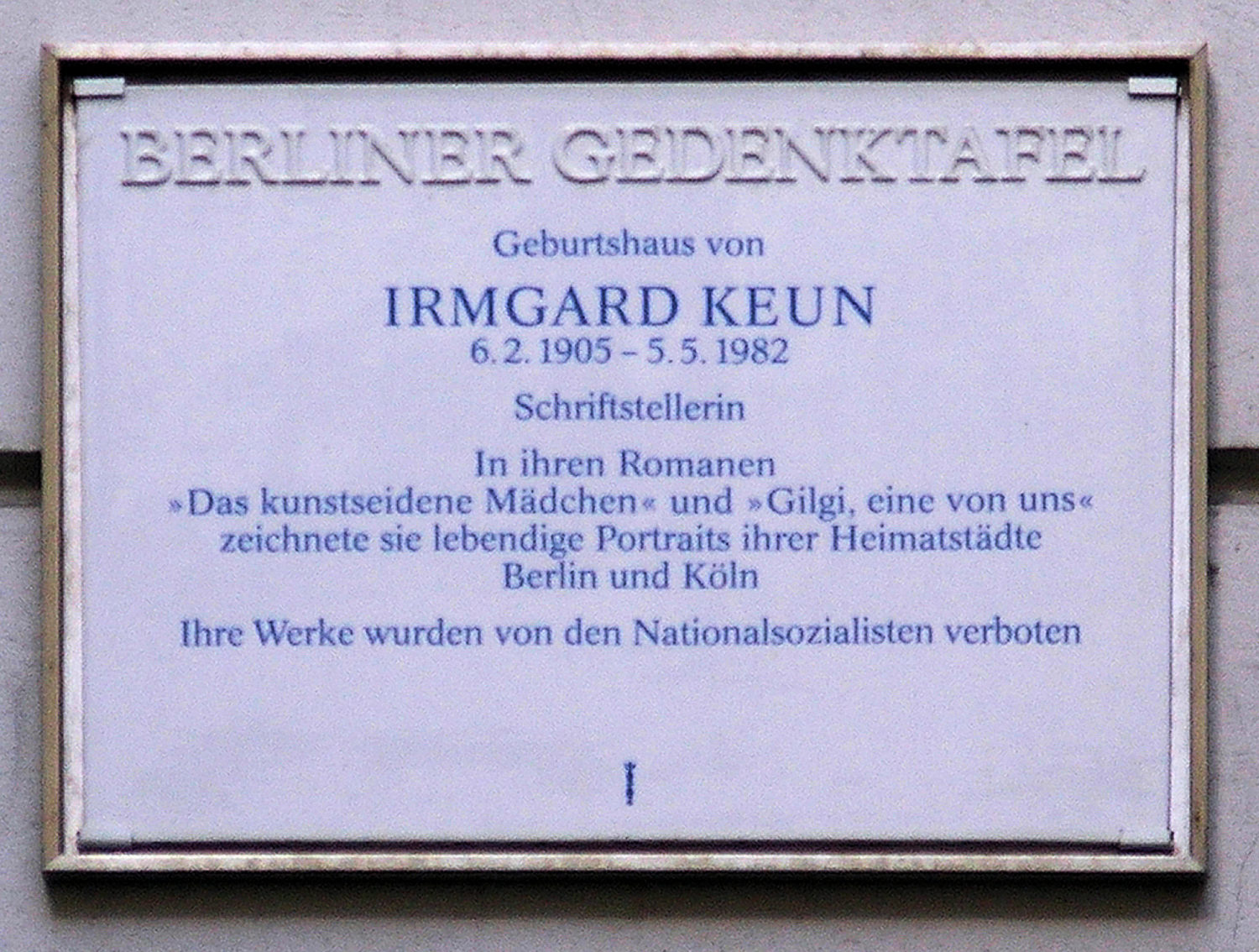 Berliner Schriftsteller: Gedenktafel an Irmgard Keuns Wohnhaus in Berlin. Foto: OTFW/Wikimedia Commons/ CC BY-SA 3.0