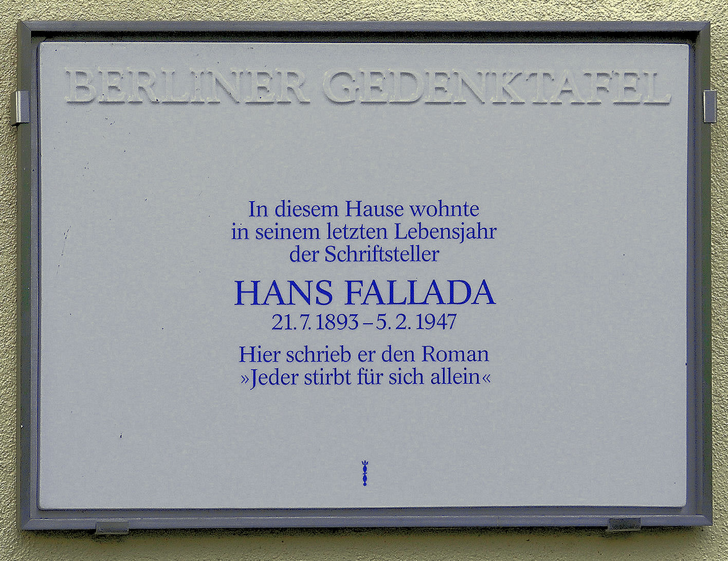 Gedenktafel an Hans Falladas Wohnhaus in Berlin. Foto: OTFW/Wikimedia Commons/CC BY-SA 3.0
