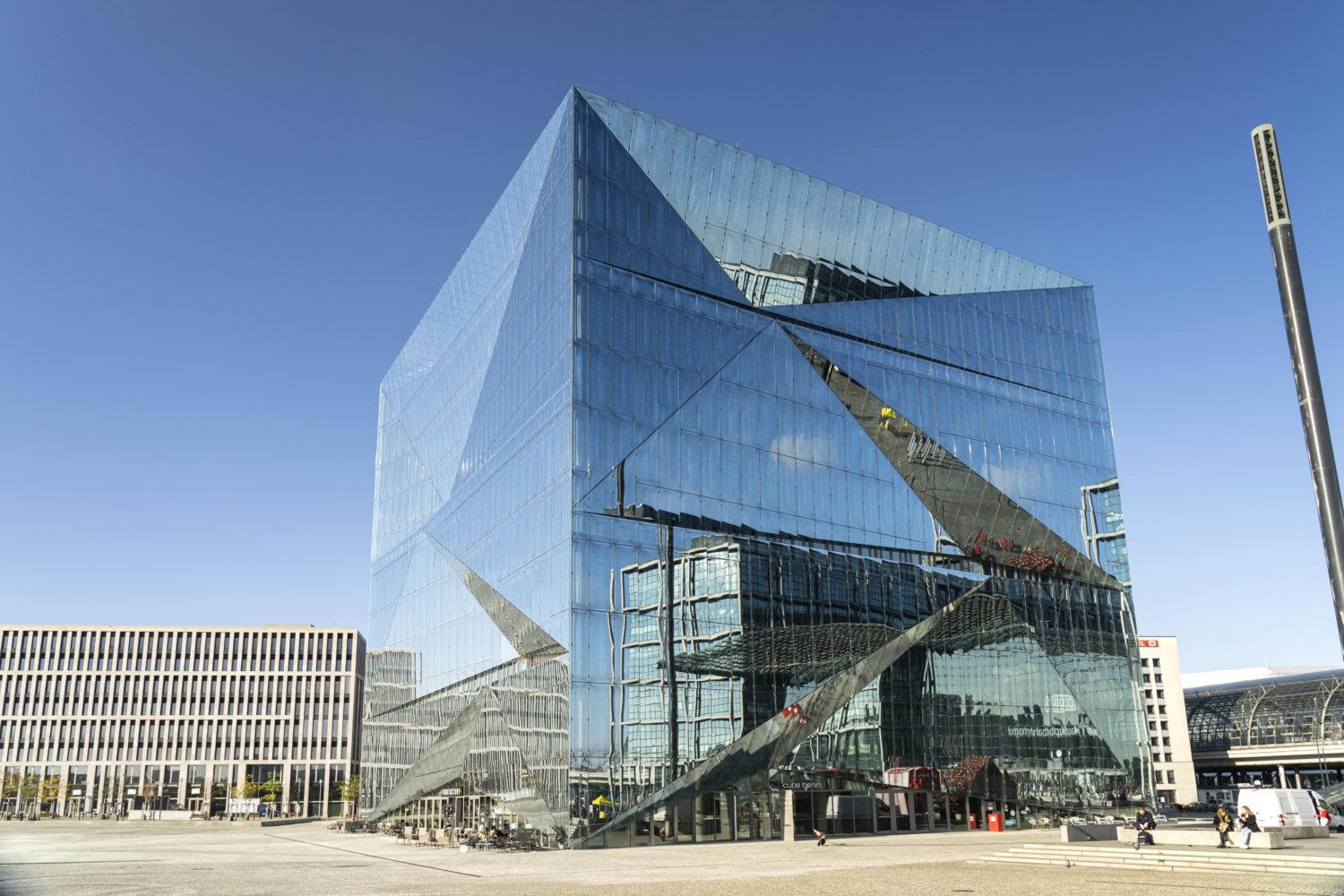 Das moderne Bürogebäude Cube Berlin auf dem Washingtonplatz. Der Berliner Hauptbahnhof spiegelt sich in der Glasfassade. Foto: Imago Images/Peter Schickert