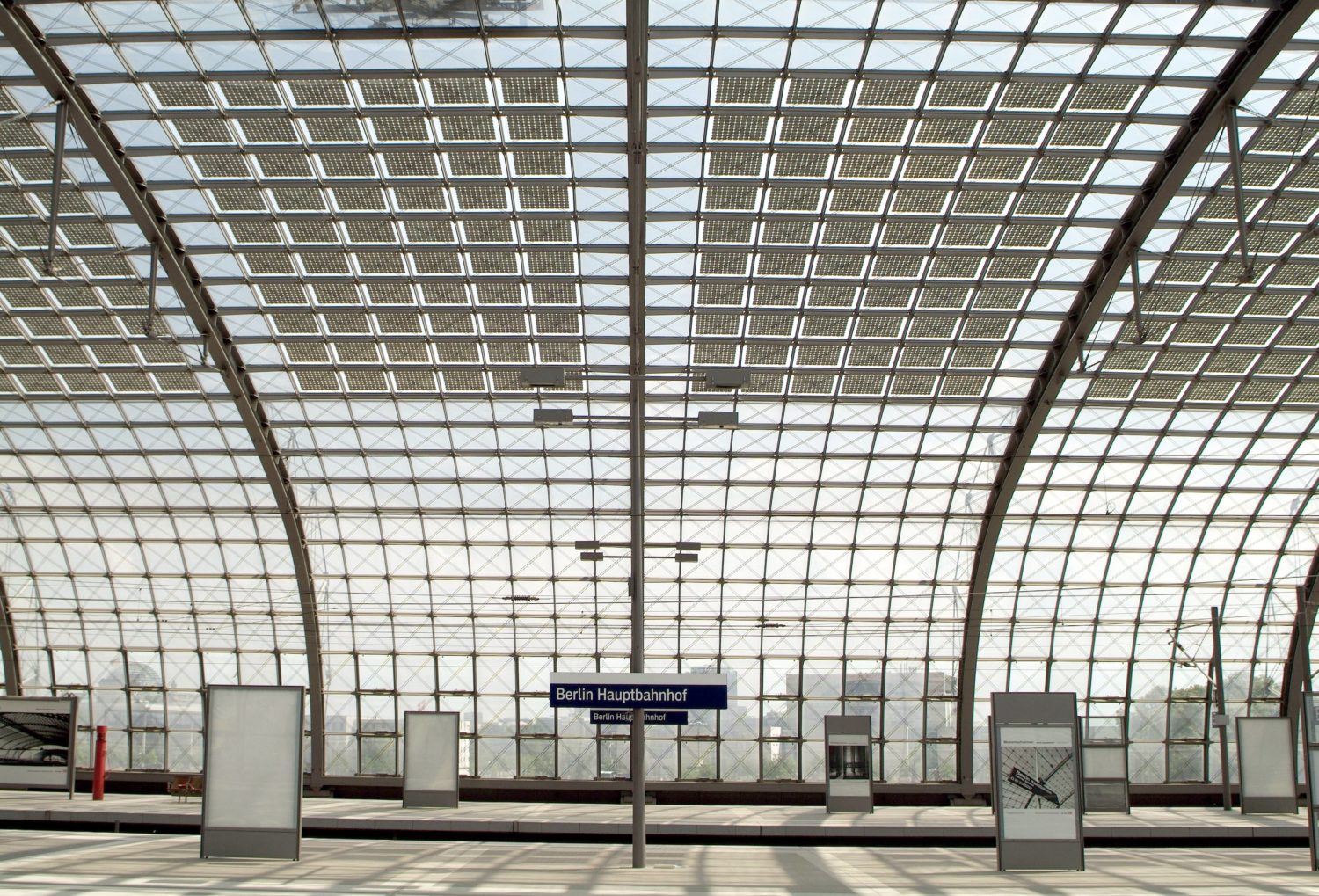 Das filigrane, gewölbte Glasdach des Berliner Hauptbahnhofs. Foto: Imago Images/imagebroker