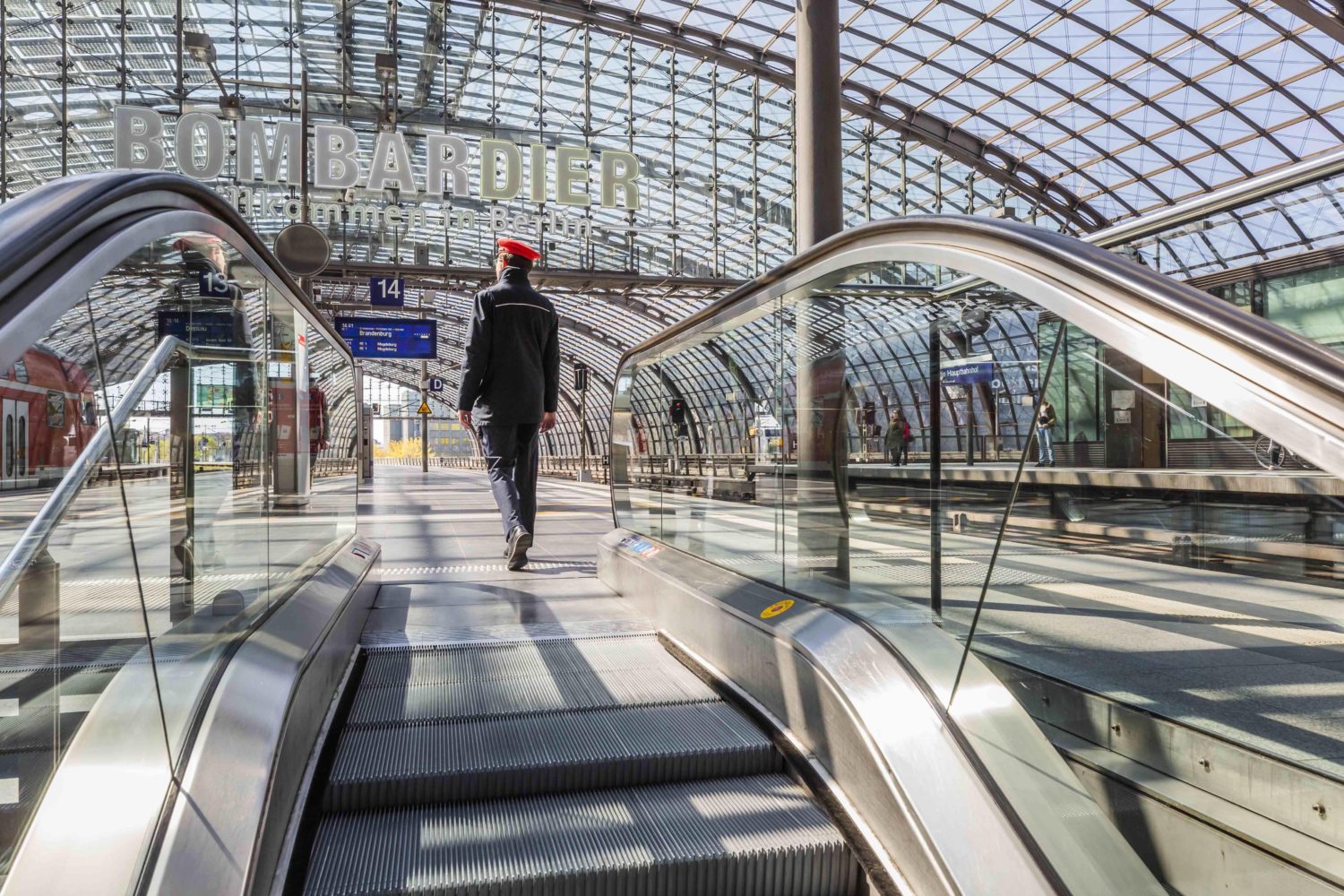 Treppen, Rolltreppen und Aufzüge verbinden die Ebenen des Berliner Hauptbahnhofs miteinander. Foto: Imago Images/imagebroker