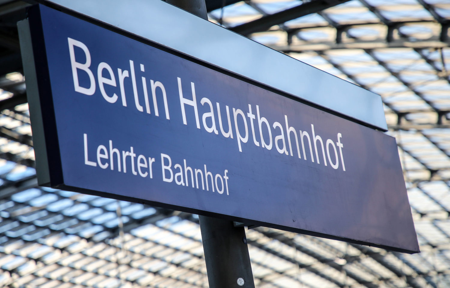 Der Name des ehemaligen Bahnhofs ist nur noch auf einigen Schildern zu finden – eine Erinnerung an den Vorgänger vom heutigen Berliner Hauptbahnhof. Foto: Imago Images/Andreas Gora