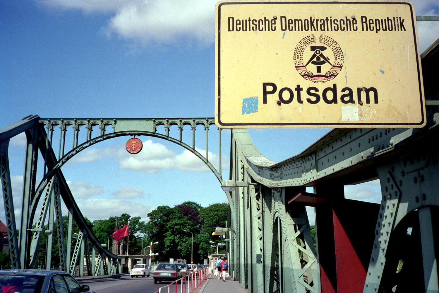 Glienicker Brücke – Grenzübergang in die DDR, 1990. Foto: Imago/Rüttimann
