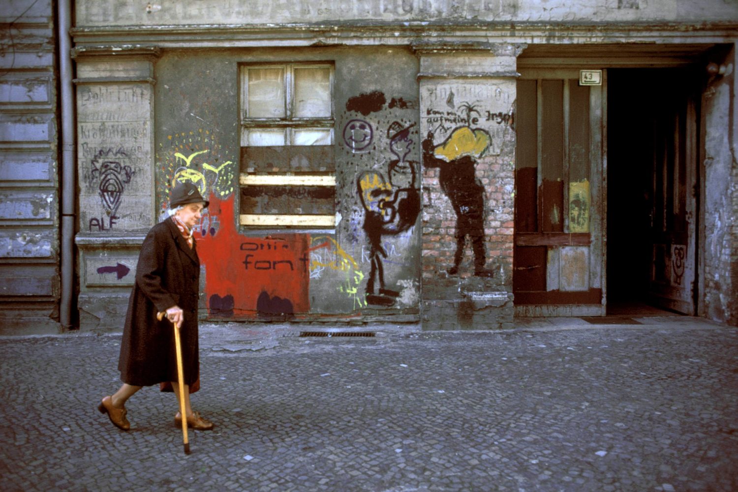 Rentnerin in der Rykestraße in Prenzlauer Berg, frühe 1990er-Jahre. Foto: Imago/Dieter Matthes