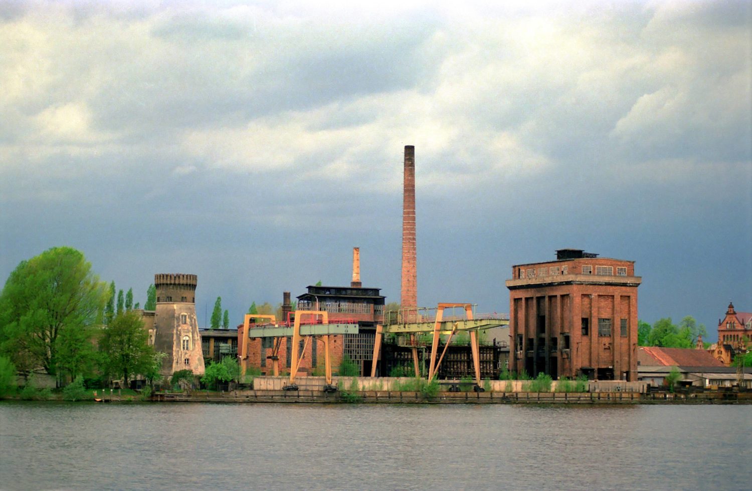 Verfallene Industrieanlage an der Havel, 1997. Foto: Imago/Lem