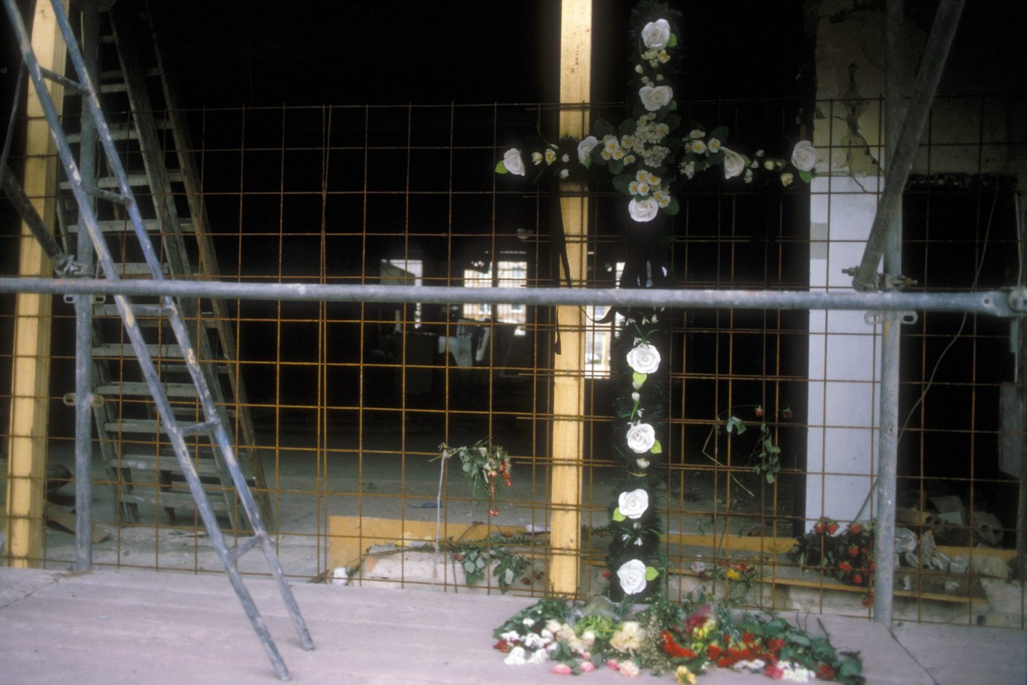 Mit Blumen geschmücktes Kreuz zum Gedenken an die Opfer des Bombenanschlags auf die Diskothek - La Belle - vom 5. April 1986 in West-Berlin, Aufnahme vom Mai 1986. Foto:  Imago/Sven Simon