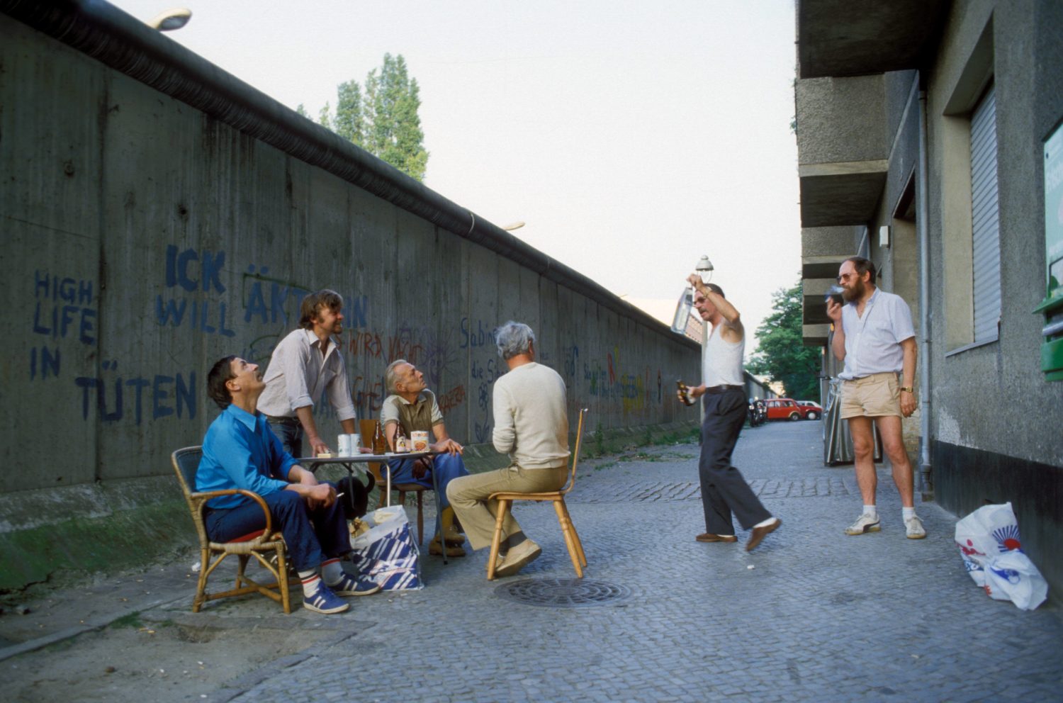 Berlin und der Alkohol: Vatertag an der Mauer in Kreuzberg, Mitte der 1980er-Jahre. Foto: Imago/Sven Simon