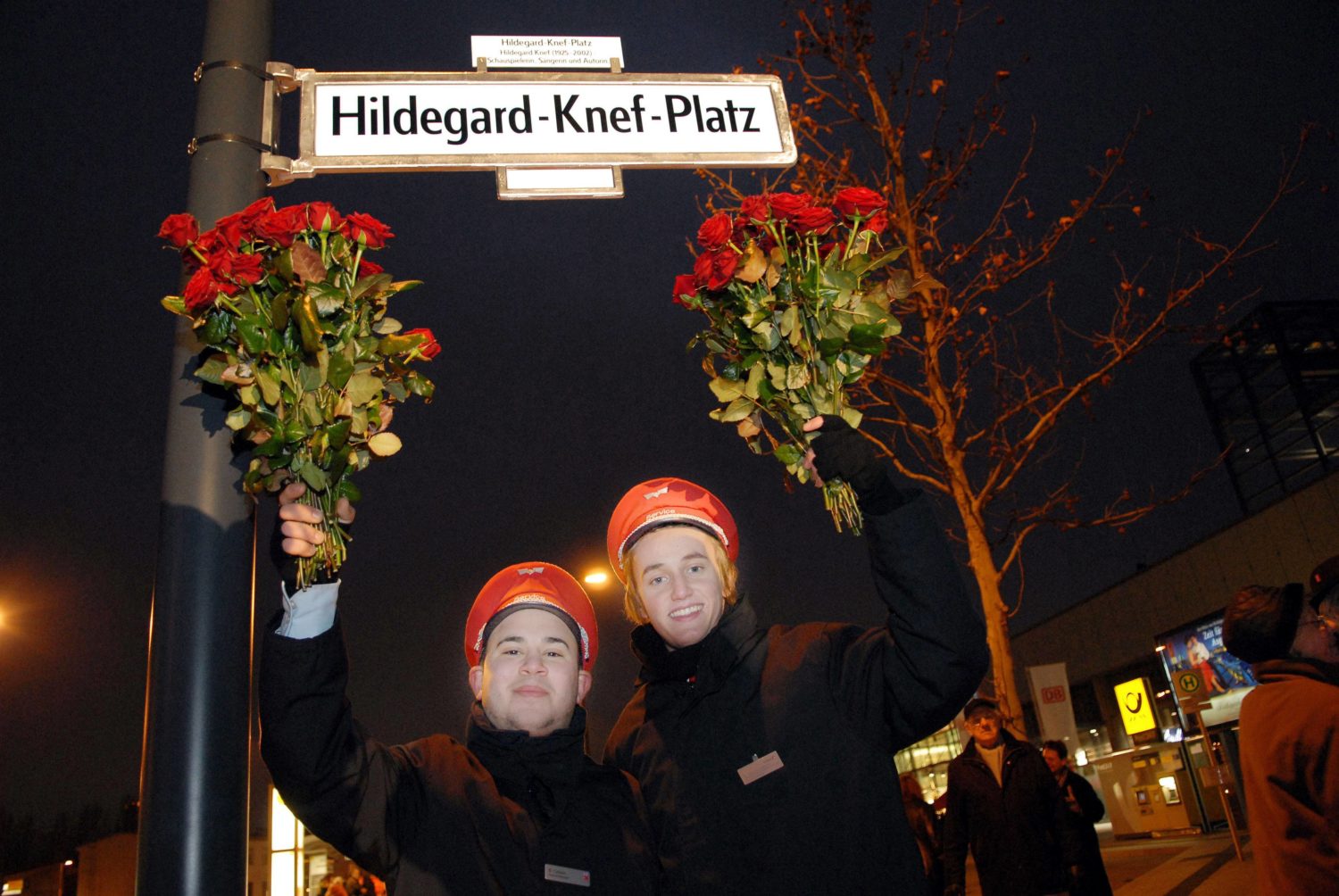 DB-Mitarbeiter*innen feiern am 17. Dezember 2007 die Einweihung des Hildegard-Knef-Platzes. Foto: Imago Images/suedraumfoto