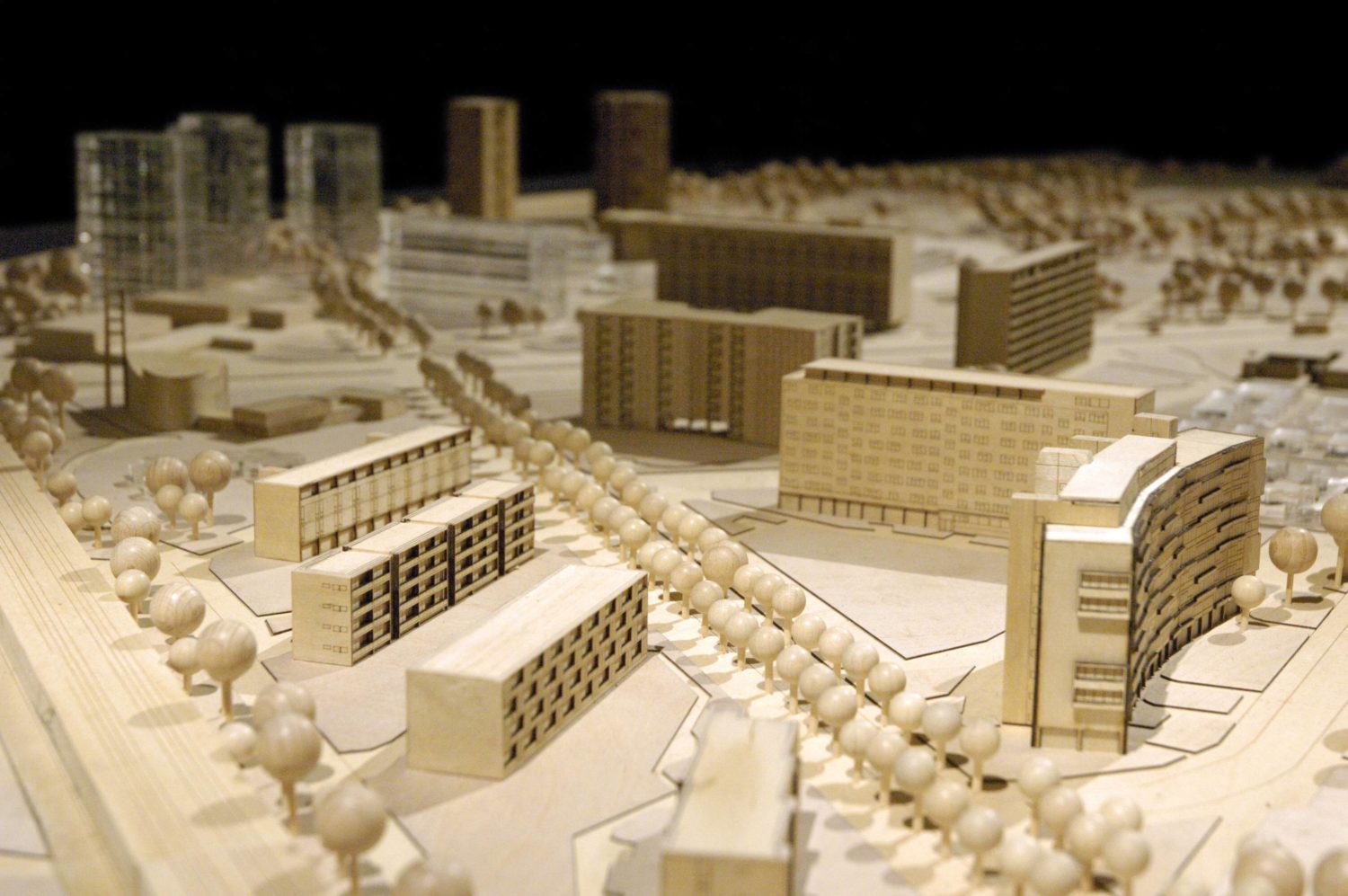 Ein Modell des Hansaviertels, dessen Hochhäuser von viel Grün umgeben sind. Foto: Imago Images/Jürgen Hanel