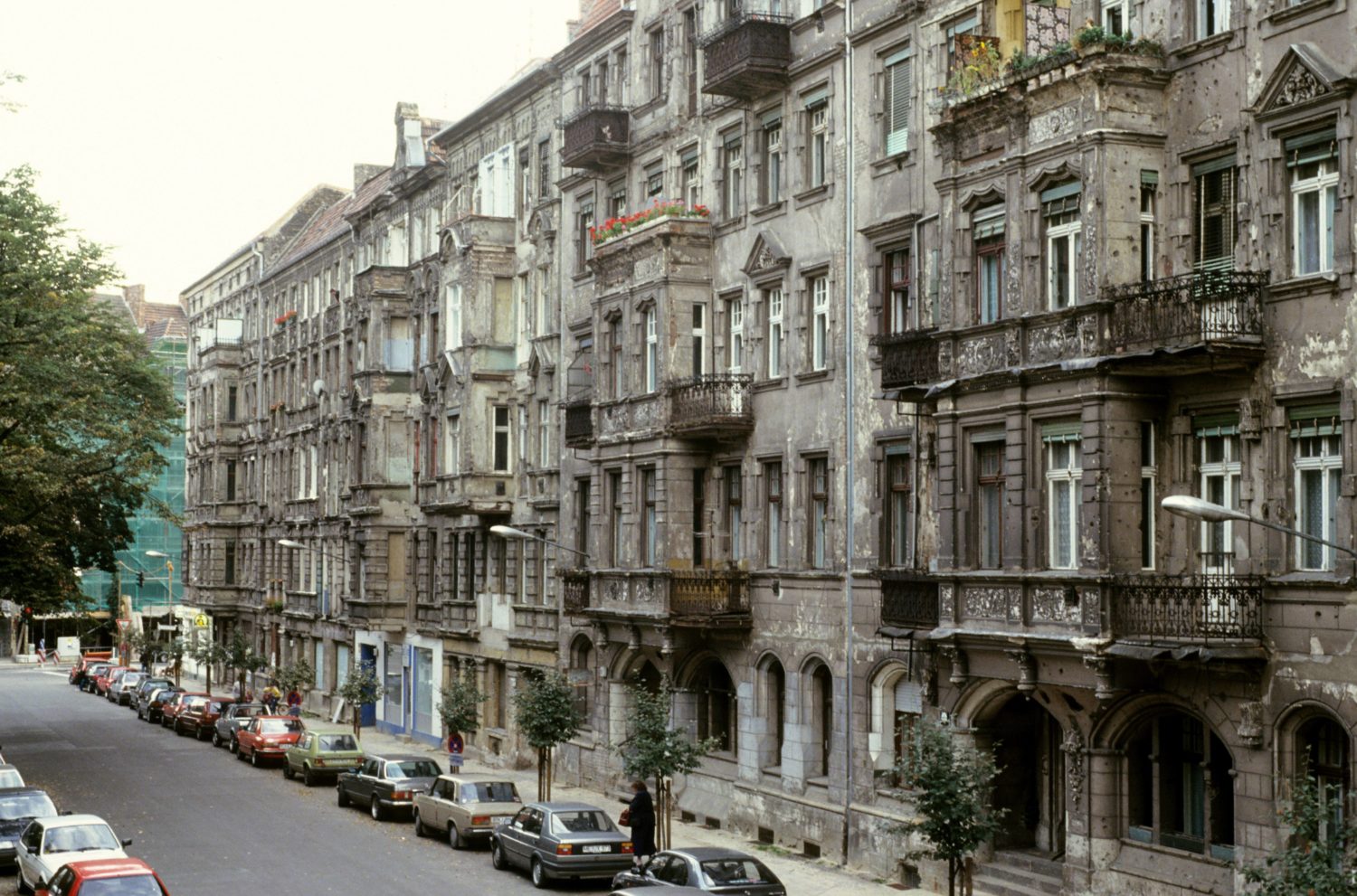 Unsanierte Altbauten in der Greifenhagener Straße, Aufnahme von 1997. Foto: Imago/Seeliger