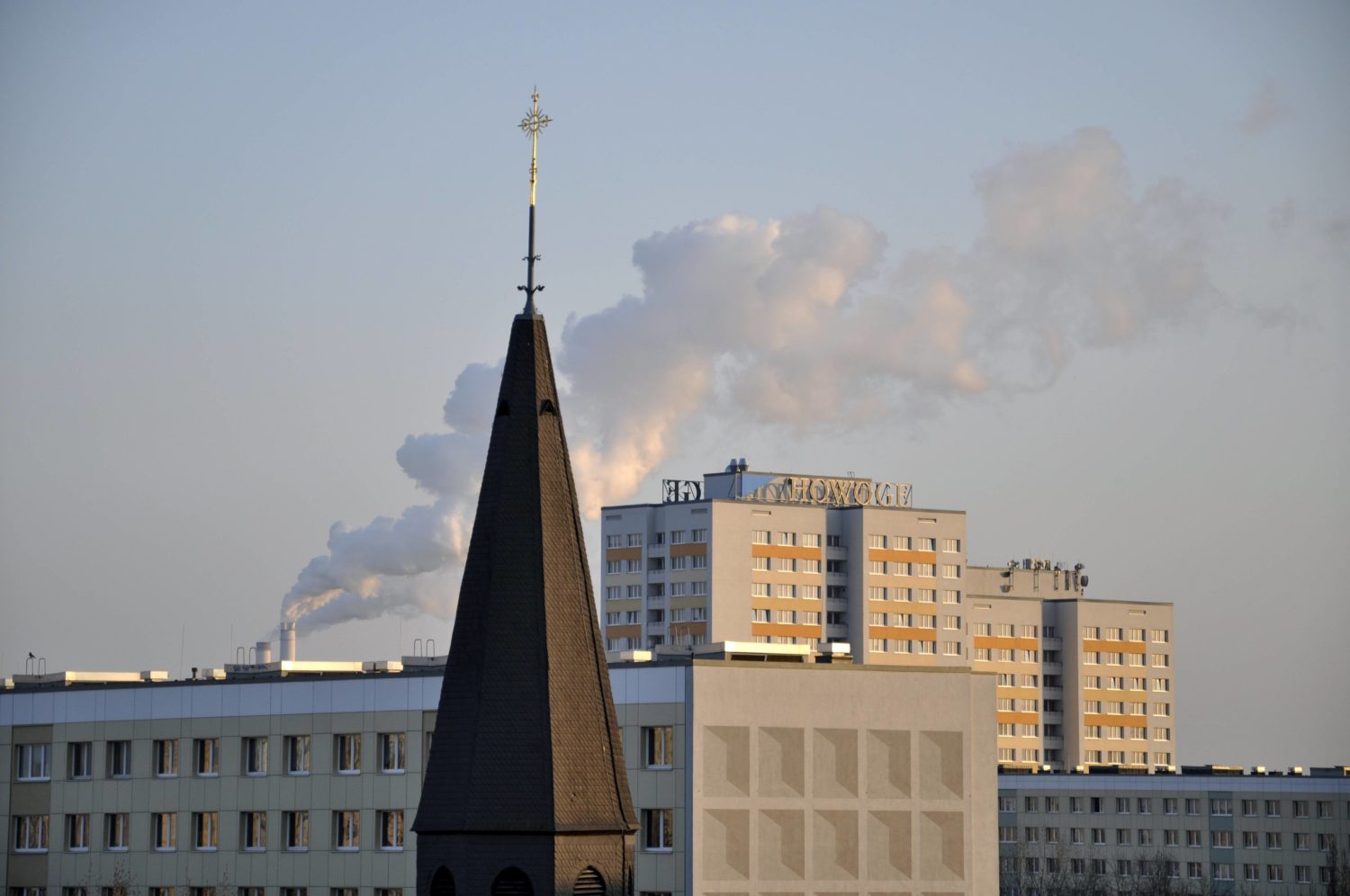 Auf unserem Spaziergang im Osten Berlin begegnet uns der Kirchturm von St. Mauritius, den die DDR-Architektur in den Schatten stellt. Foto: Imago Images/Steinach