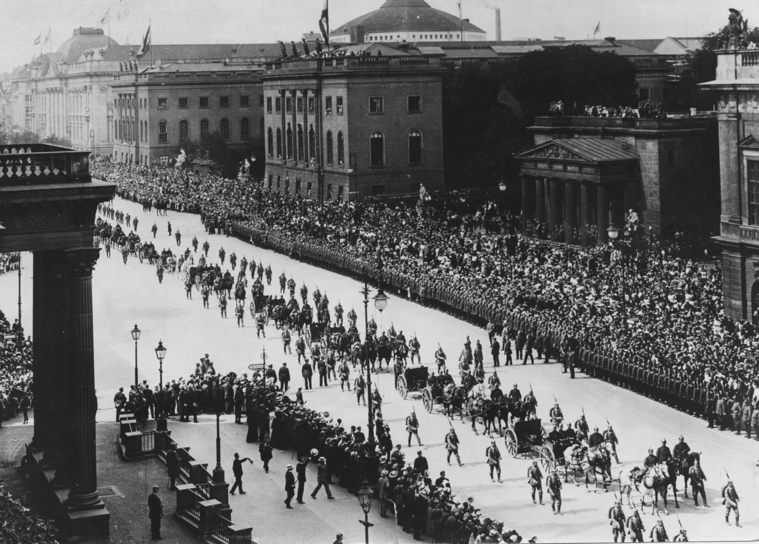Kaiserreich: Truppen marschieren am 2. September 1914 durch Berlin, bevor sie in den Krieg ziehen. Foto: Imago/United Archives 