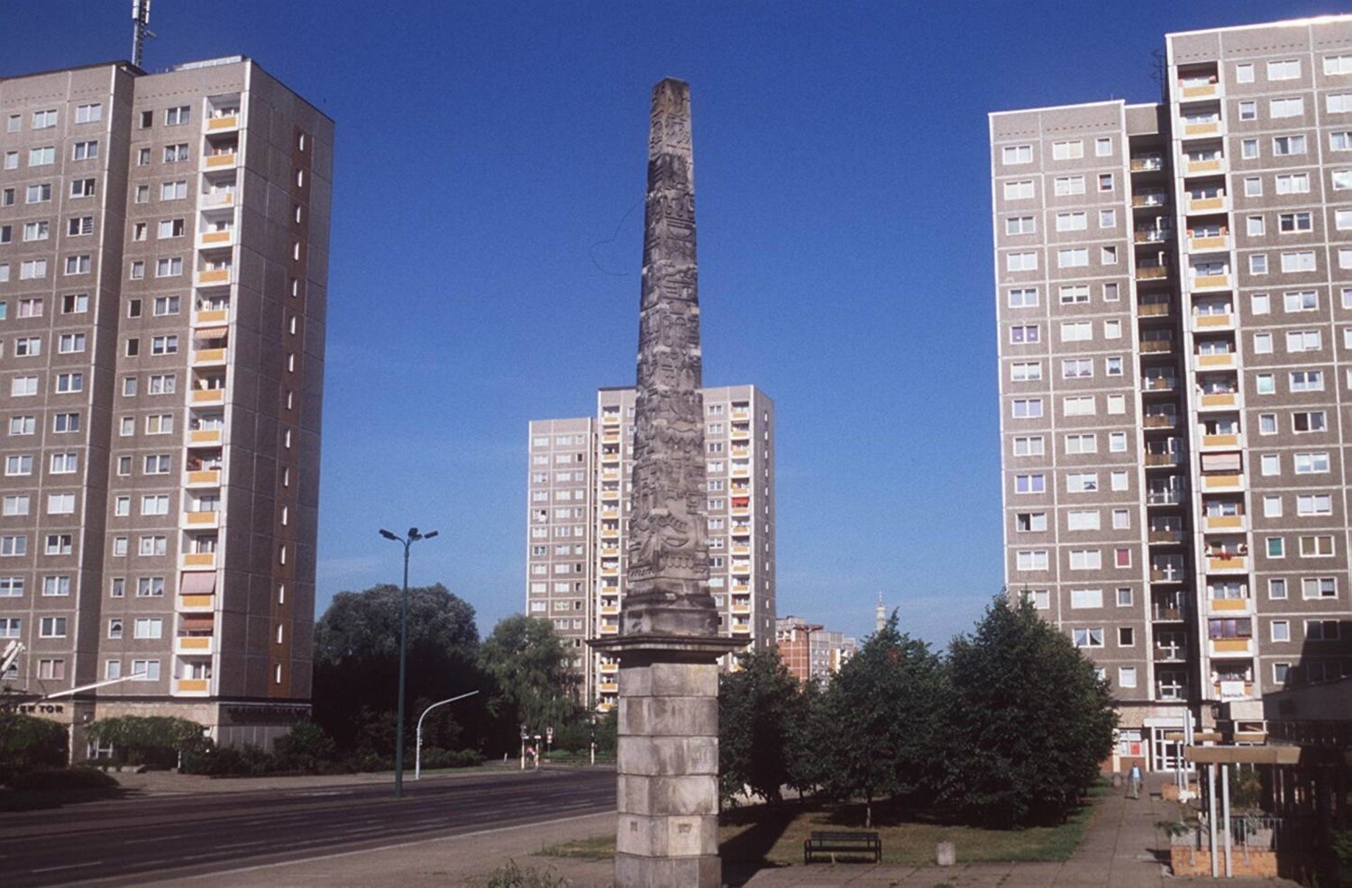 Potsdam in den 1990er-Jahren: Obelisk umgeben von Neubauten in der Breite Straße, Juli 1995. Foto: Imago/Teutopress