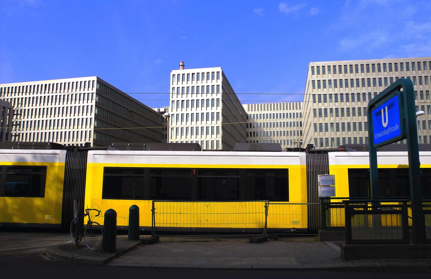 Die BND-Zentrale am U-Bahnhof Schwarzkopffstraße. Foto: Imago/PEMAX