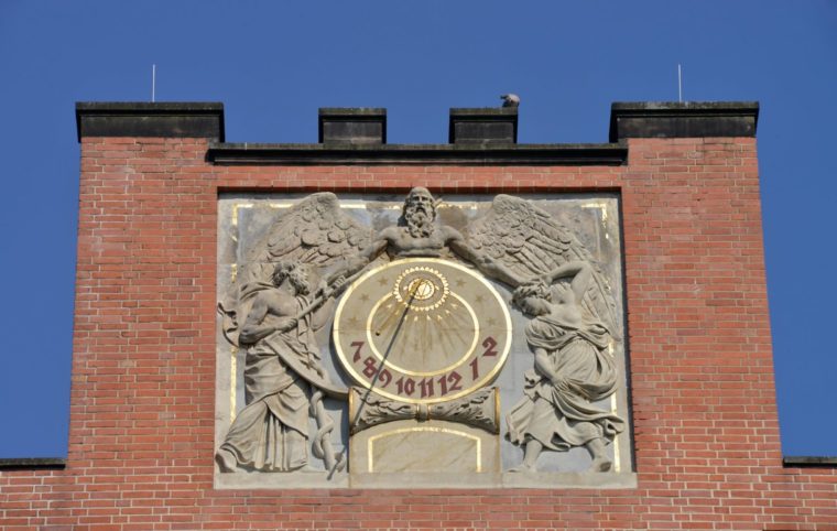 Die Uhr an der Charité ist nur eine von vielen Zeitmessern Berlins. Foto: Imago Images/Schöning