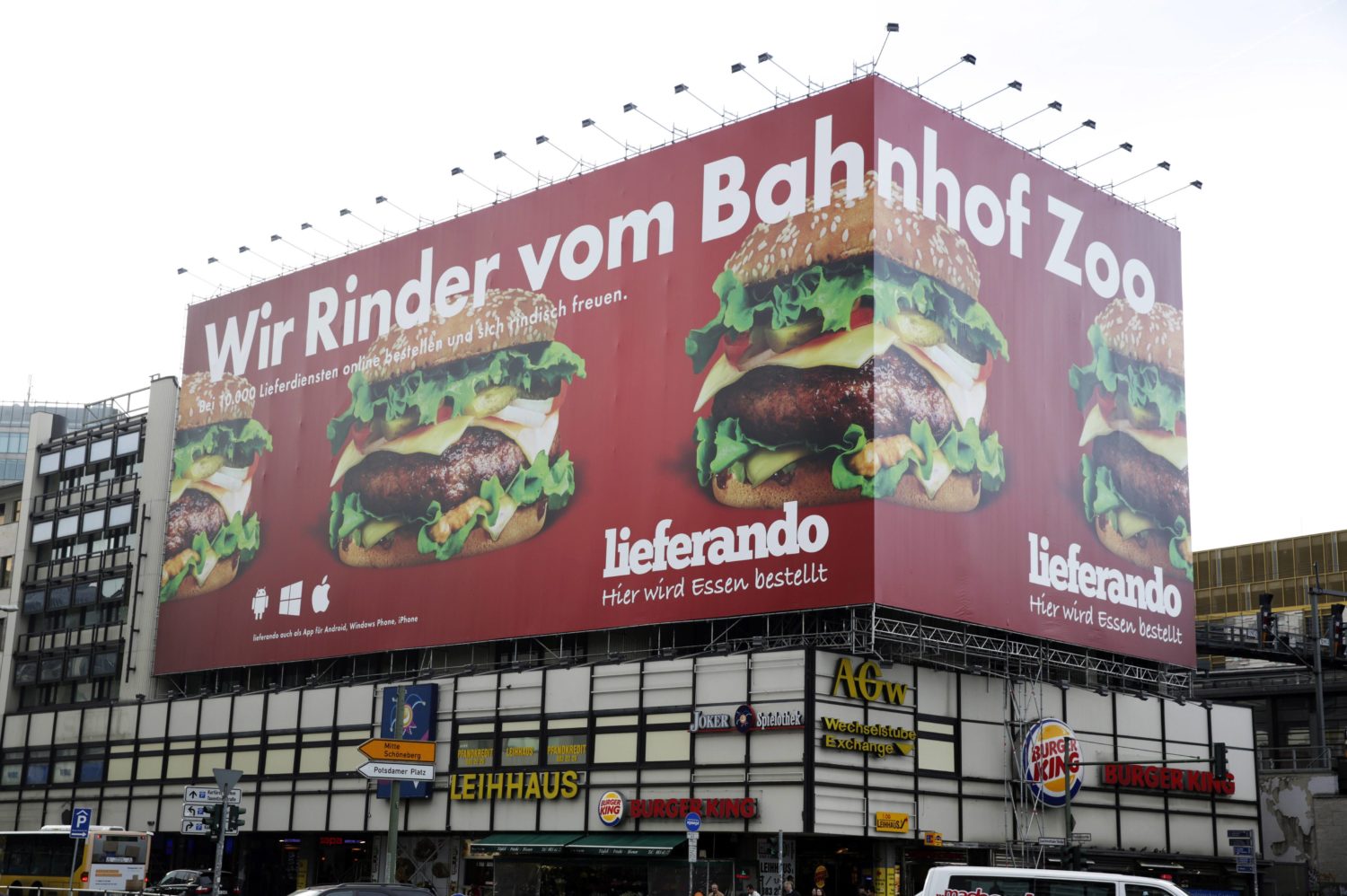 Der Lieferservice lieferando wirbt 2014 auf einem umstrittenen Großplakat am Bahnhof Zoo mit dem Spruch "Wir Rinder vom Bahnhof Zoo". Foto: Imago/Future Image