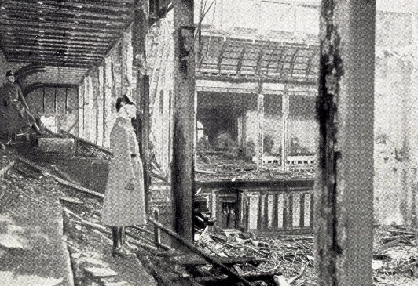 Katastrophen in Berlin: Berliner Polizist begutachtet die Schäden nach dem Reichstagsbrand am 28. Februar 1933. Foto: Imago/Arkivi
