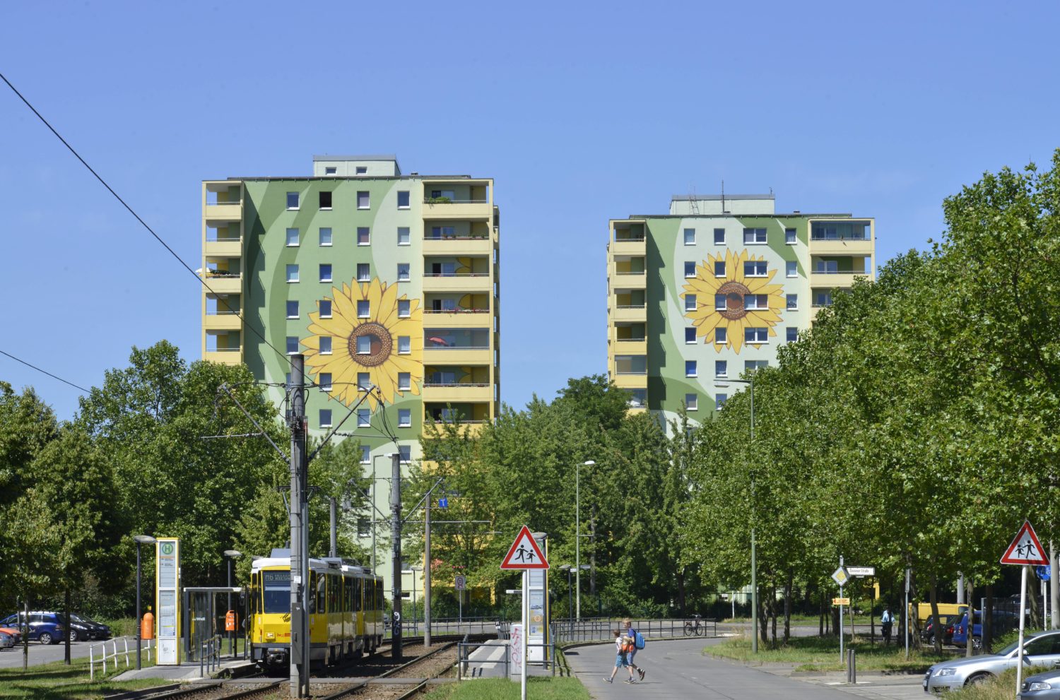 Bunt bemalte Plattenbauten in Hellersdorf. Foto: Imago/Schöning