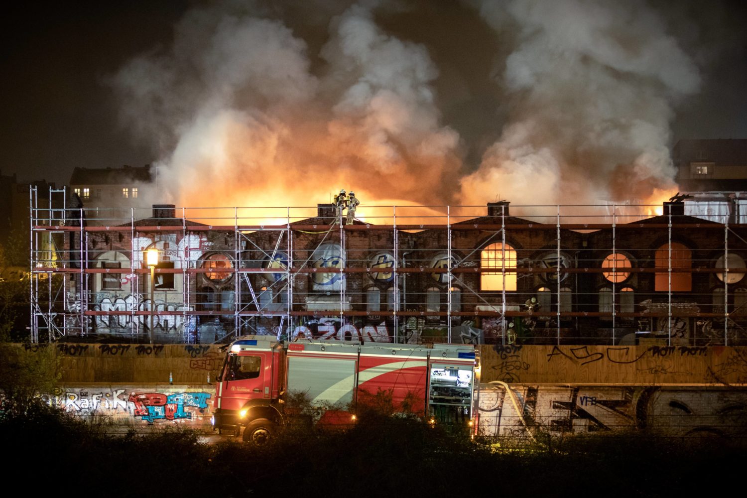 Großbrand im April 2018 in einer leerstehenden Halle des alten Schlachthofes in der Hermann-Blankenstein-Straße in Prenzlauer Berg. Foto: Imago/Christian Mang