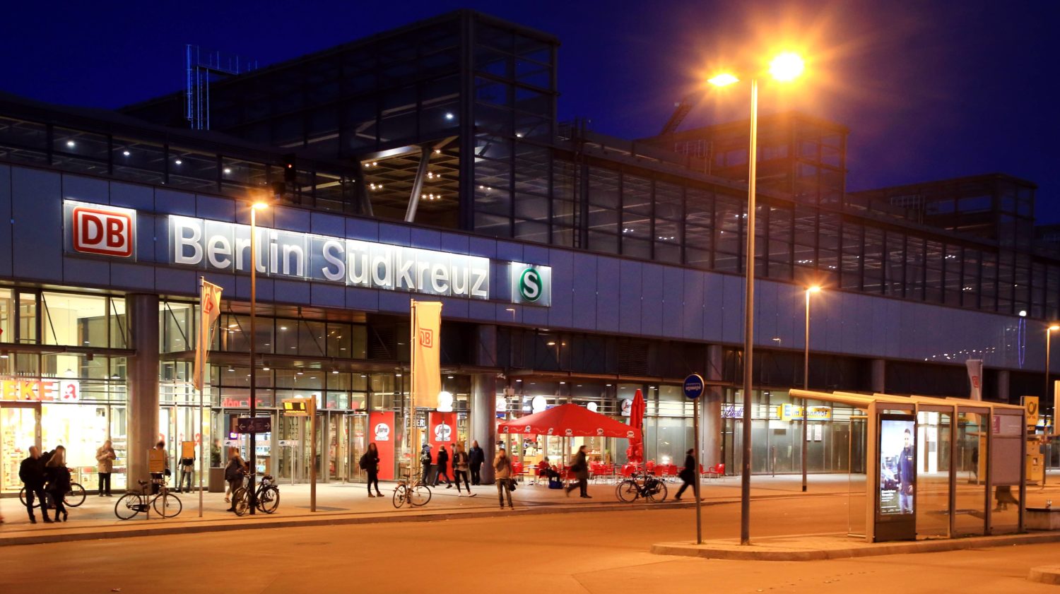 Blick auf den Bahnhof Südkreuz am Abend. Foto: Imago Images/Andreas Gora