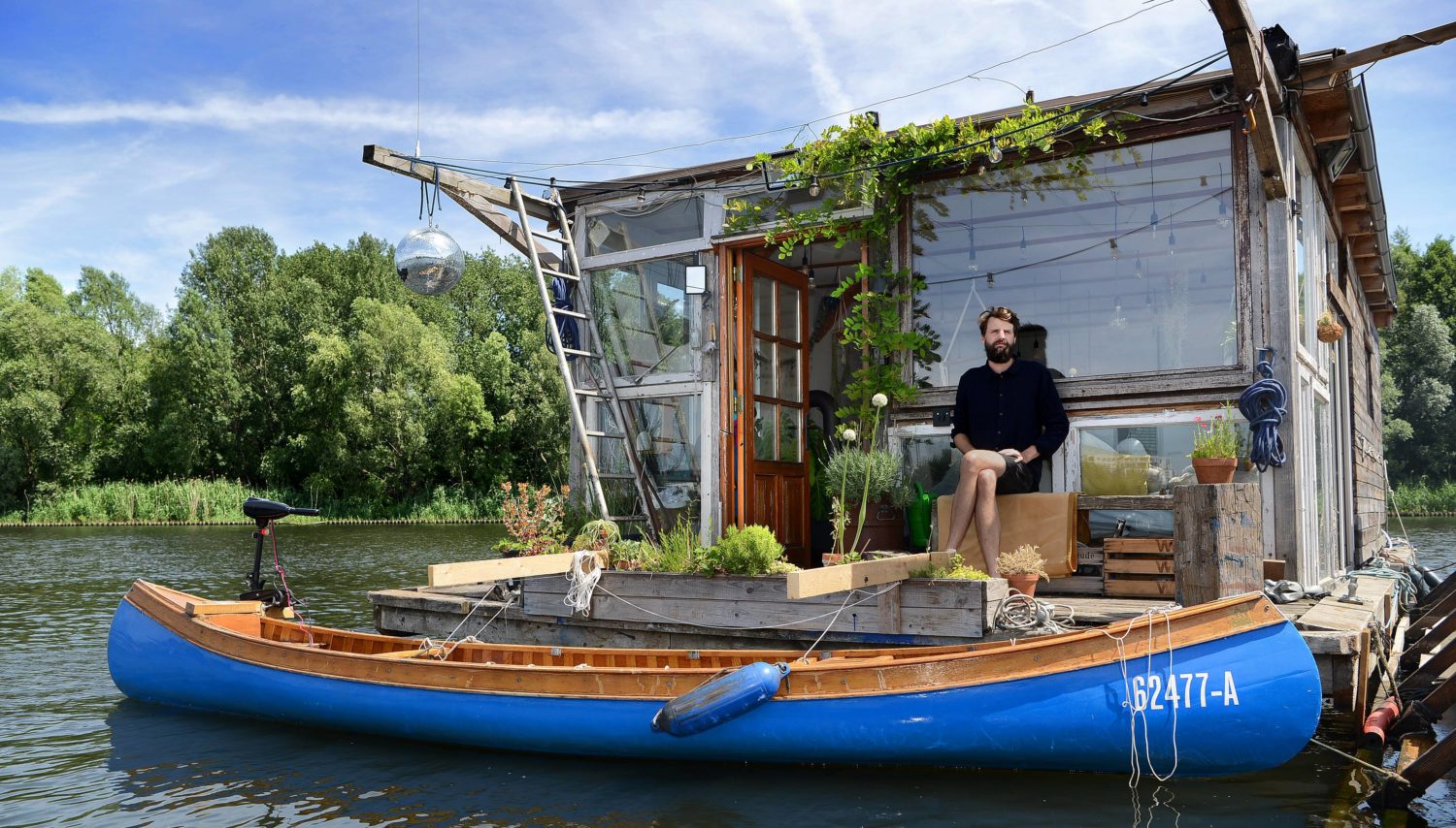 Alternative Lebensformen Berlin: Claudius Schulze hat in der Rummelsburger Bucht ein Hausboot mit Atelier. Foto: Imago/Mike Wolff/Tagesspiegel