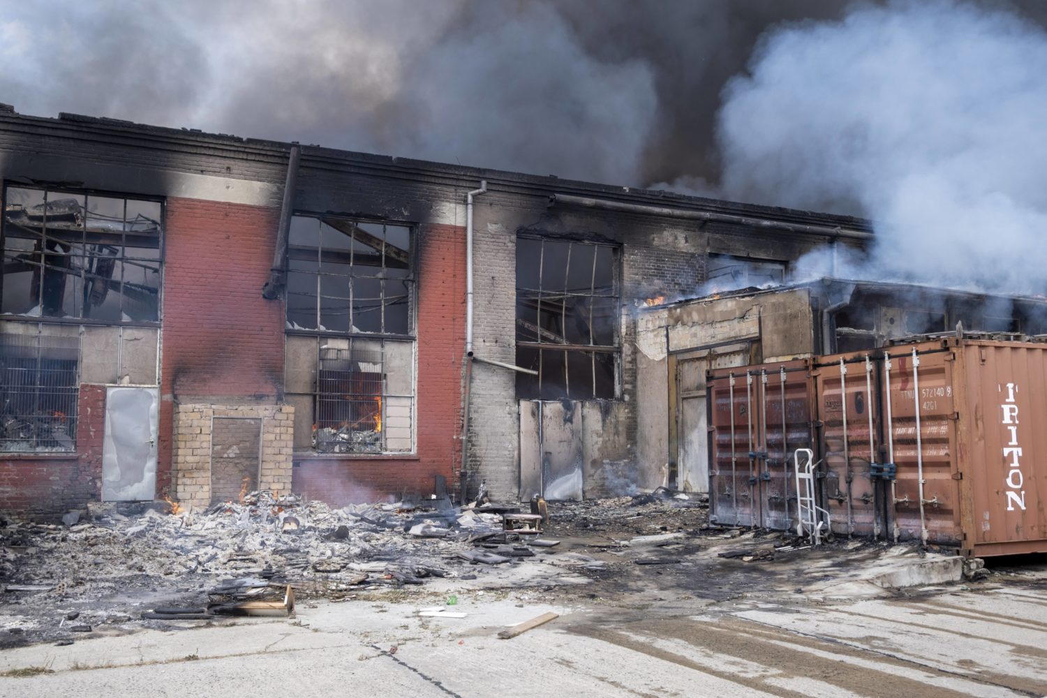 Katastrophen in Berlin: Berliner Feuerwehr bekämpft einen Grossbrand in einer Lagerhalle des Dong-Xuan-Centers in Lichtenberg, 2019. Foto: Imago/Snapshot