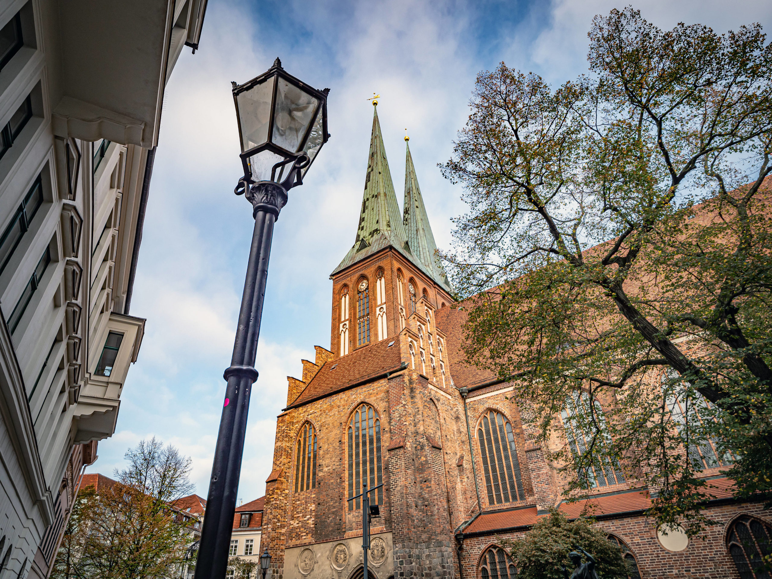 Die Nikolaikirche ist eines der ältesten Gebäude in Berlin – und in Mitte eine wichtige Sehenswürdigkeit. Foto: Imago/Jürgen Ritter
