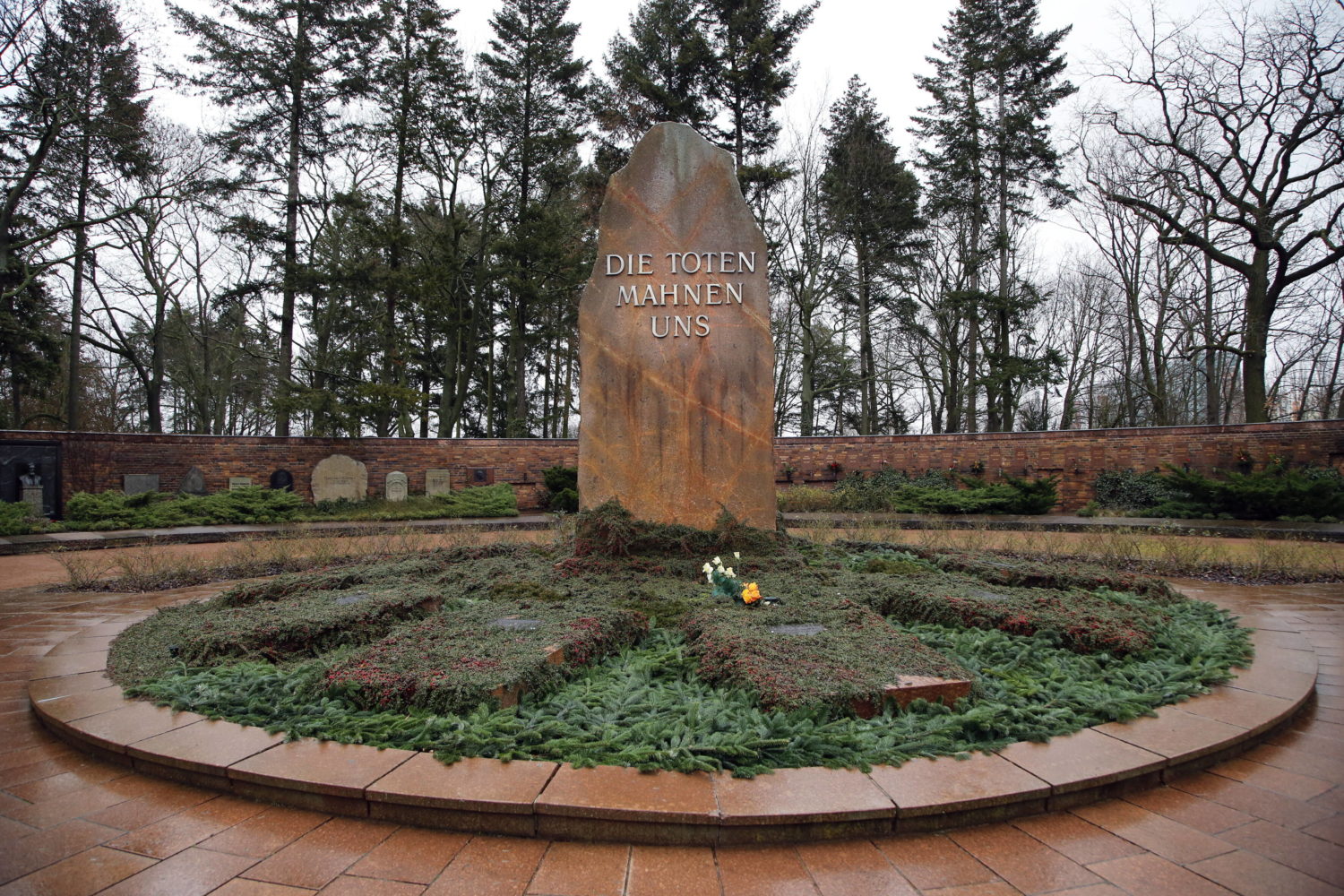 Die Gedenkstätte der Sozialisten steht am Eingang des Zentralfriedhofs. Foto: Imago Images/Reiner Zensen