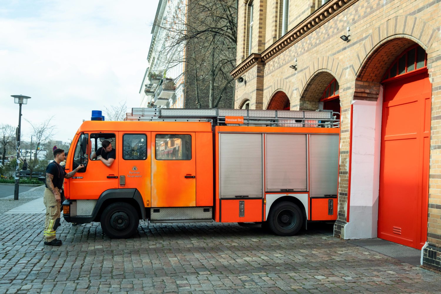 Feuerwachen Berlin: Löschfahrzeug fährt rückwärts in die Feuerwache an der Oderberger Straße in Prenzlauer Berg ein. Foto: Imago/Seeliger