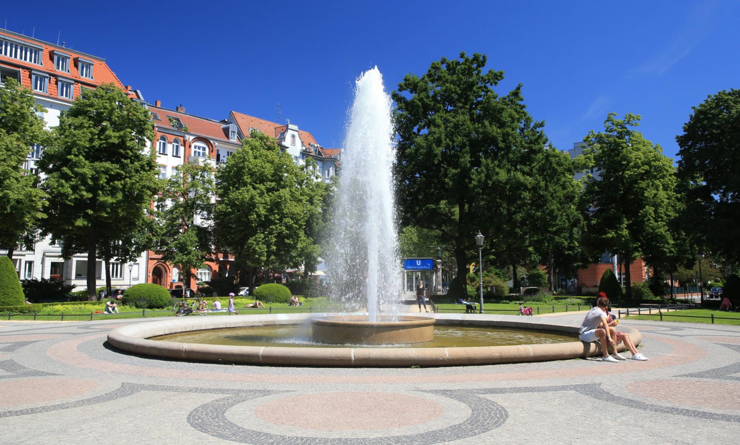 Springbrunnen am Viktoria-Luise-Platz bei Sonnenschein. Foto: Imago/Andreas Gora