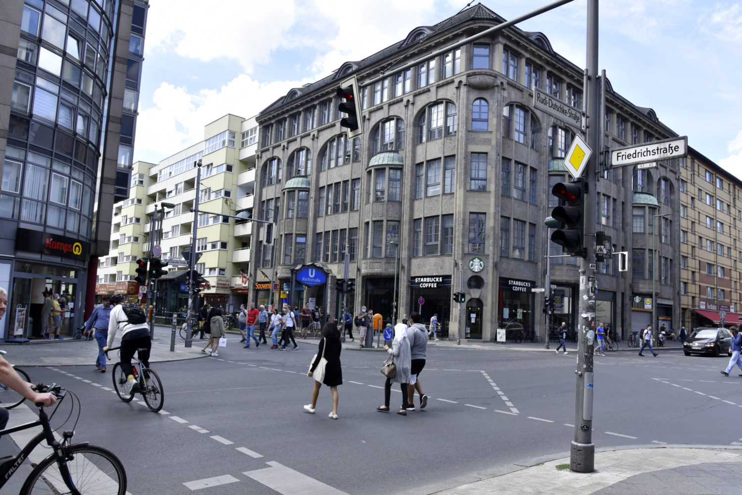 Entlang der U6: Kreuzung Kochstraße und Friedrichstraße. Foto: Imago/Doris Spiekermann-Klaas/Tagesspiegel