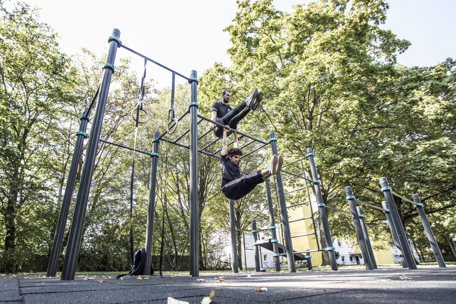Calisthenic Parks bieten Anfänger*innen als auch Fortgeschrittenen viele Trainingsmöglichkeiten. Foto:imago images / Michael Schick
