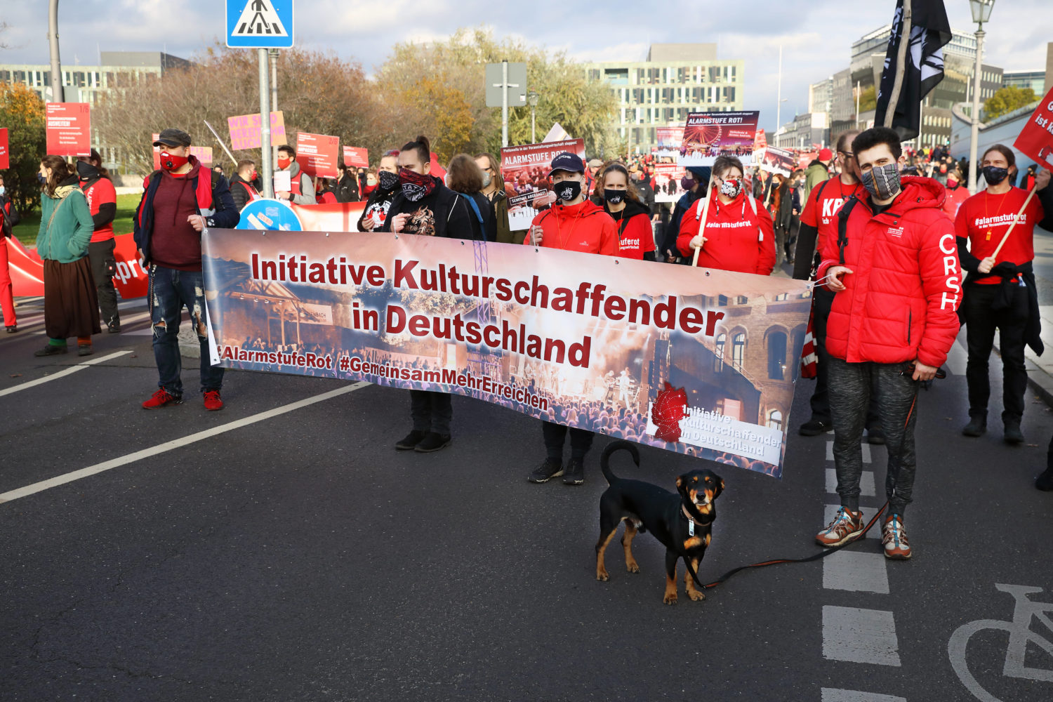 Existenznot durch Corona: Alarmstufe Rot - Tausende Künstler und Veranstalter demonstrieren in Berlin. Foto: Imago/Müller-Stauffenberg
