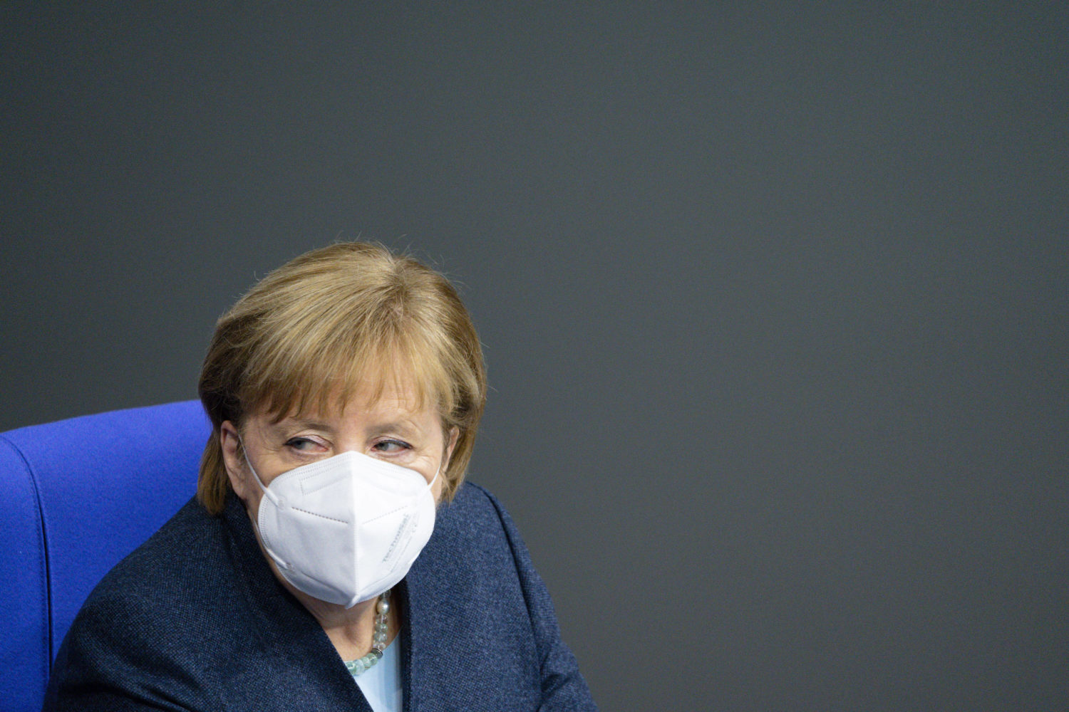 Angela Merkel mit Maske im Bundestag. Bund und Länder haben am 5. Januar einen schärferen und längeren Lockdown beschlossen. Foto: Imago Images/Political-Moments
﻿