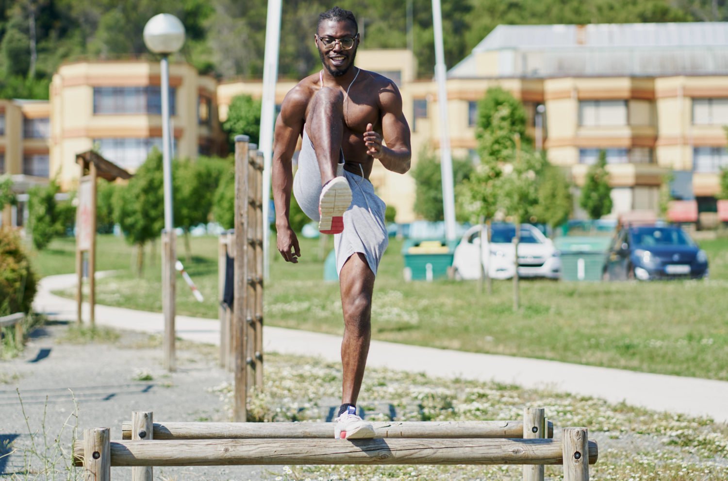 Niedrige Parallelbarren eignen sich für verschiedene Beinübungen. Foto: Imago/Addictive Stock