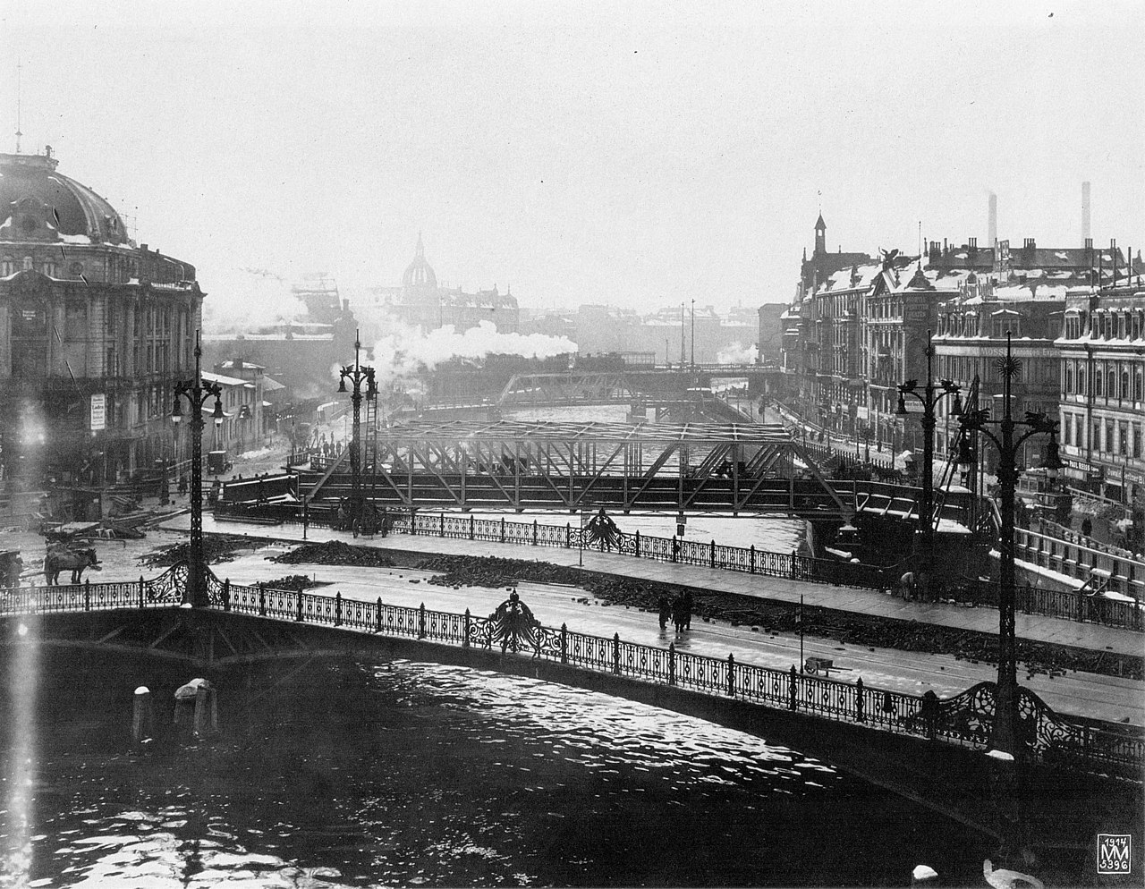 Historische Fotos von Berlin: Weidendammer Brücke mit Behelfsbrücke, 1914. Foto: Max Missmann/Gemeinfrei