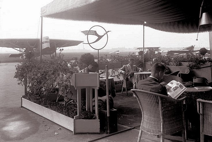 Mondän entspannen, während die Flieger auf dem Tempelhofer Feld warten. Foto: Bundesarchiv, Bild 102-09525/Wikimedia Commons/CC-BY-SA 3.0