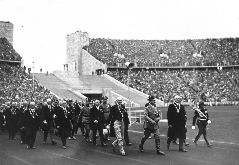 Olympiastadion In nur zwei Jahren ließ Hitler das Olympiastadion bauen, das damals Platz für 100.000 Menschen bot.
