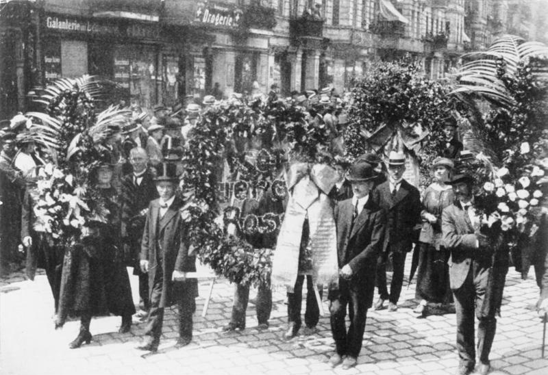 Die Beisetzung von Rosa Luxemburg am 13. Juni 1919. Riesige Kranzspenden am Anfang des Trauerzuges. Foto: Bundesarchiv, Bild 146-1976-067-25A / CC-BY-SA 3.0