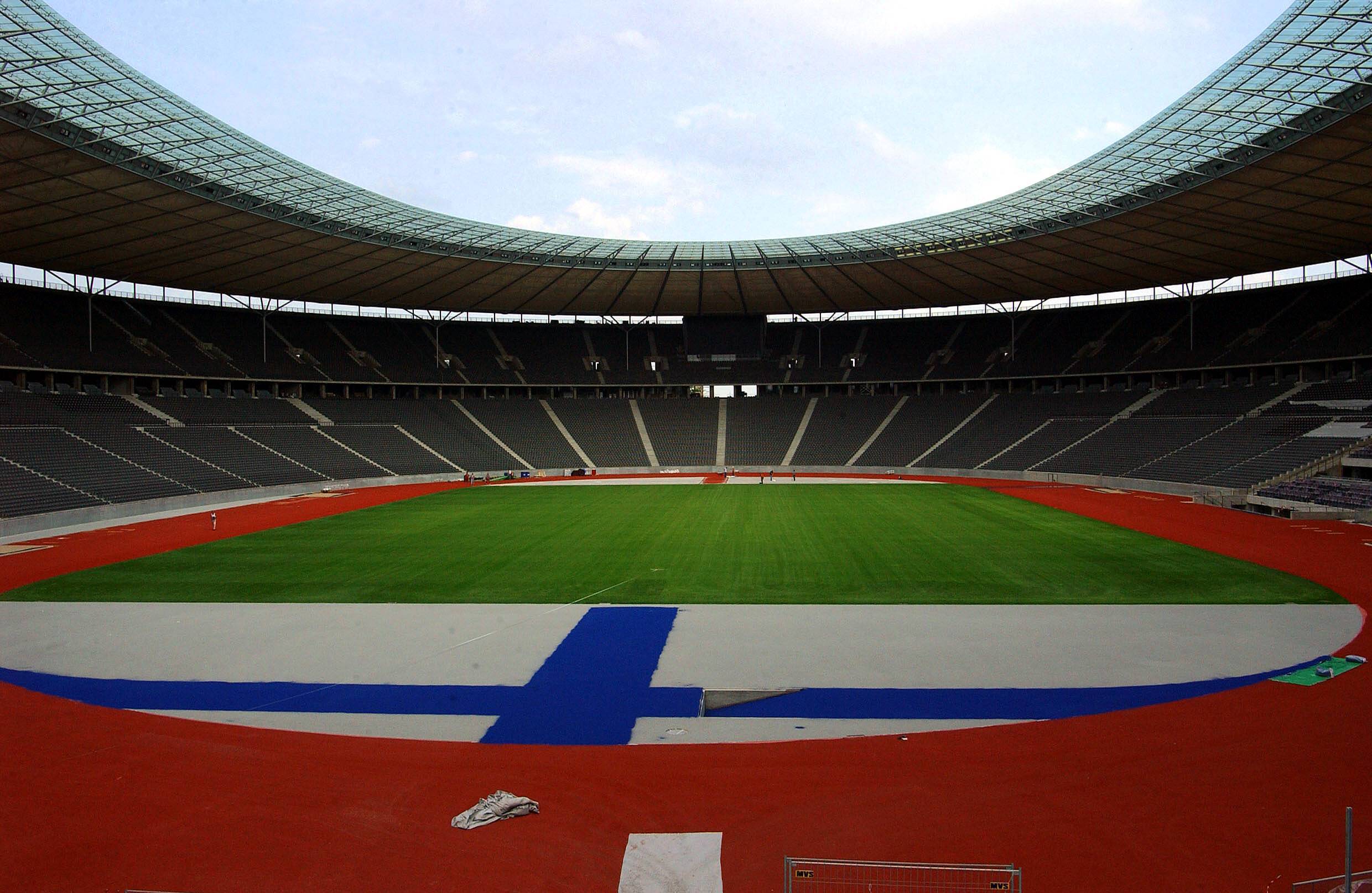 Olympiastadion Seit 2004 erstrahlt das Olympiastadion in neuem Glanz: Zuvor war das knapp siebzig Jahre alte Stadion baufällig geworden. 