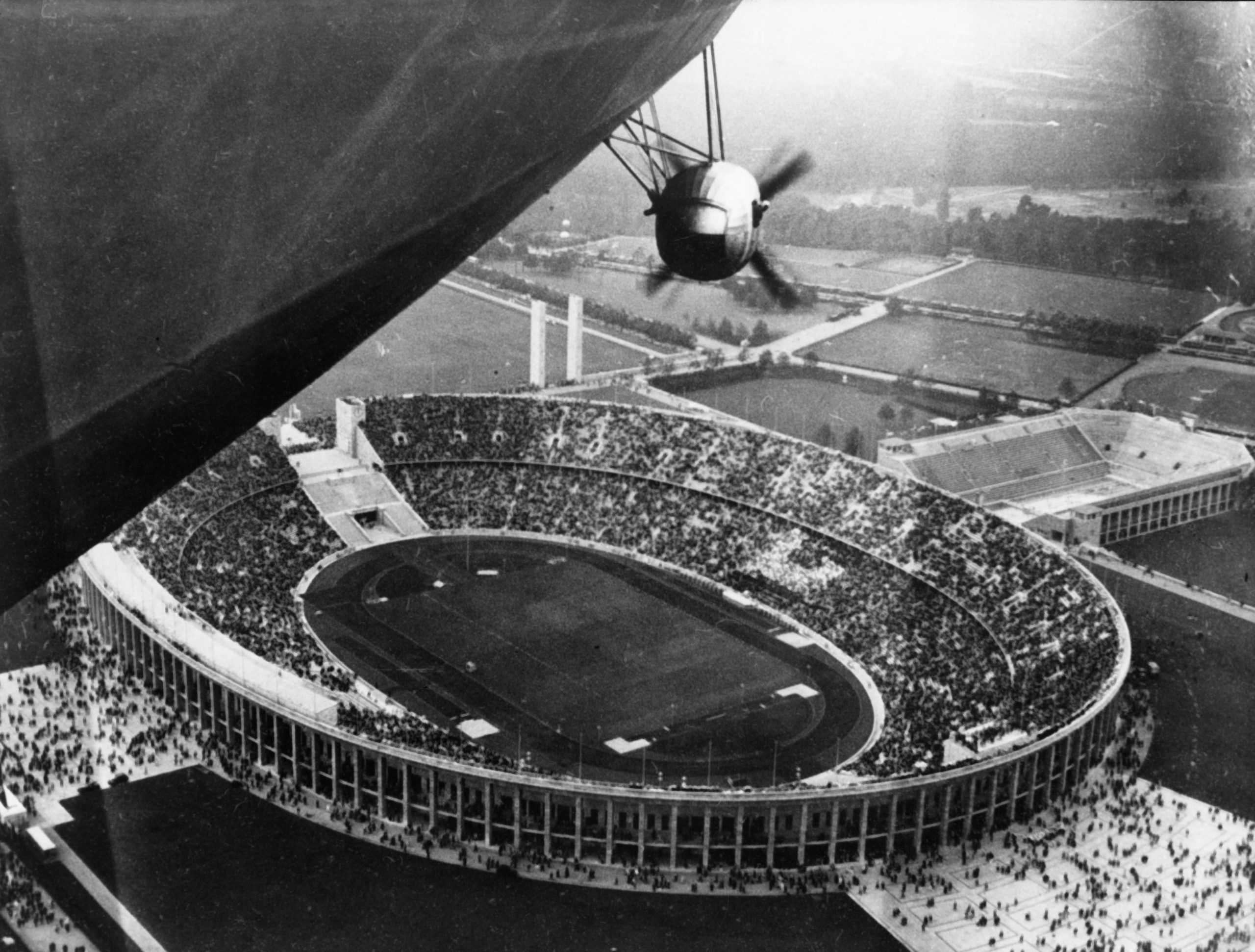 Olympiastadion Ganz oben: Eines der ersten Luftbilder des Olmypiastadions entstand bereits im Eröffnungsjahr, als Teil von Hitler Propaganda. 